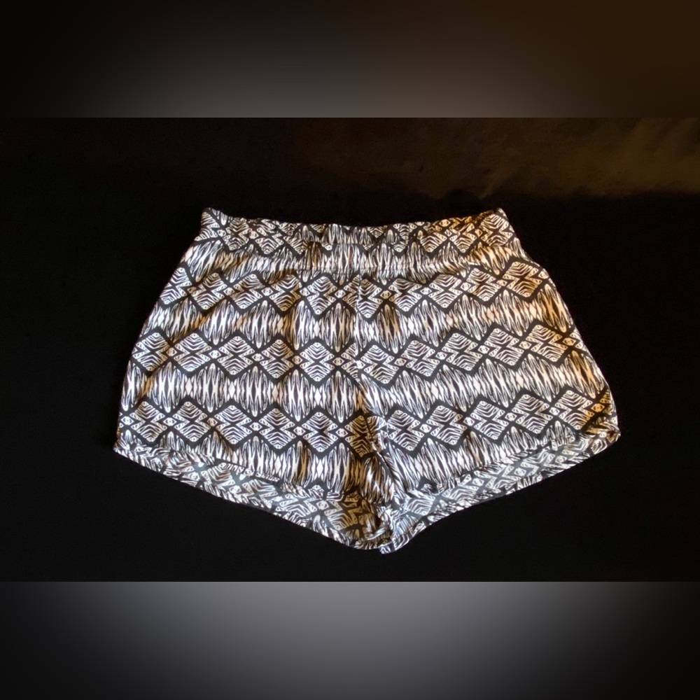 Decree Lightweight Black & White Print Shorts